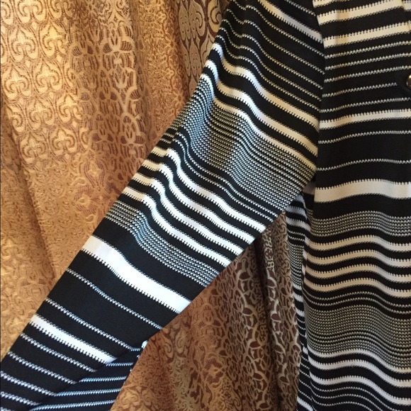 Beautiful B&W top by Notations - Picture 6 of 8